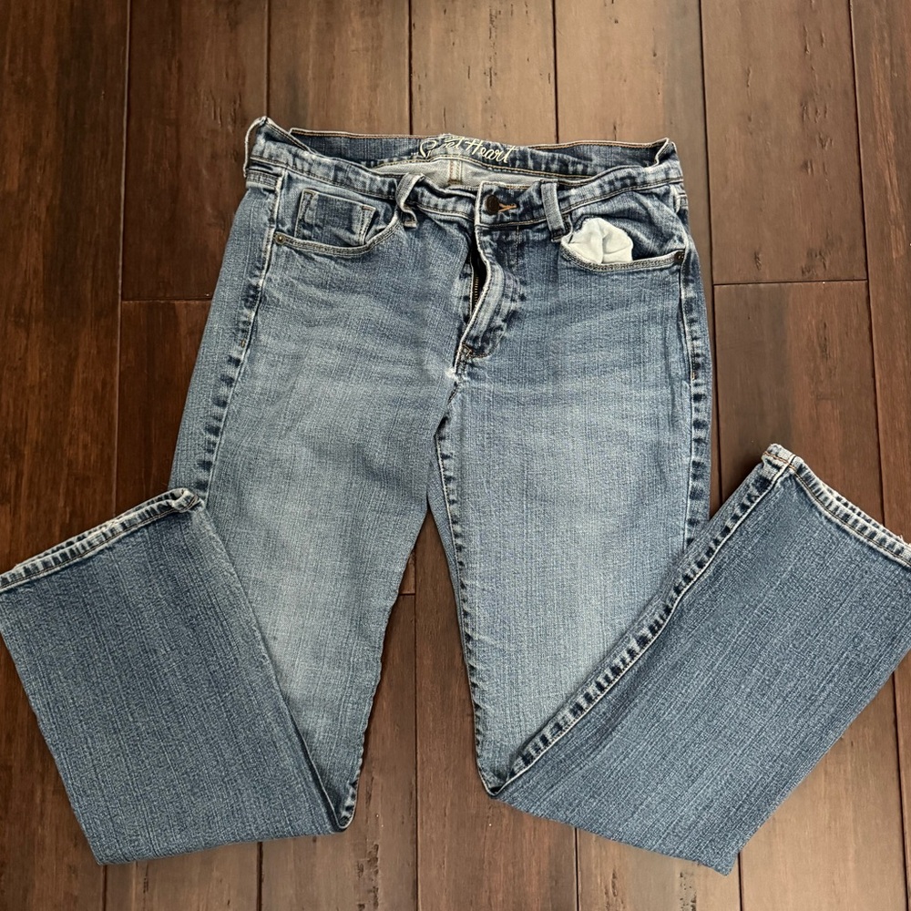 Old Navy The Sweet Heart mid-rise, boot-cut jeans. Size: 8 short